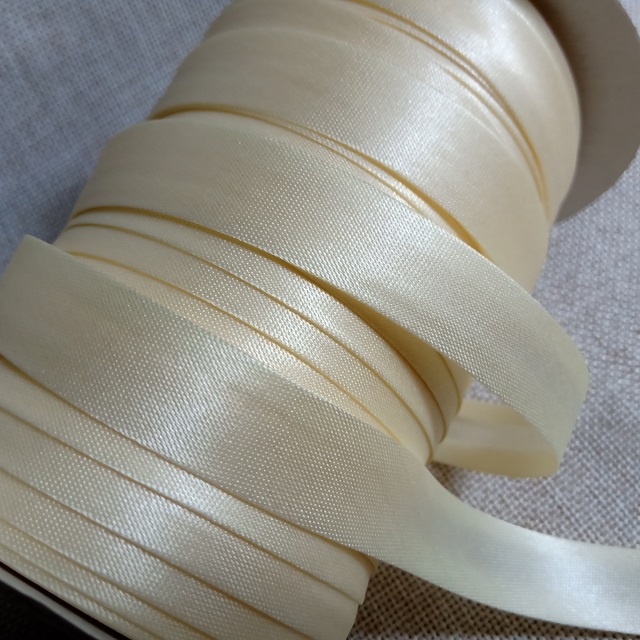 Коса бейка атлас, 15 мм, світло-жовтий (004)