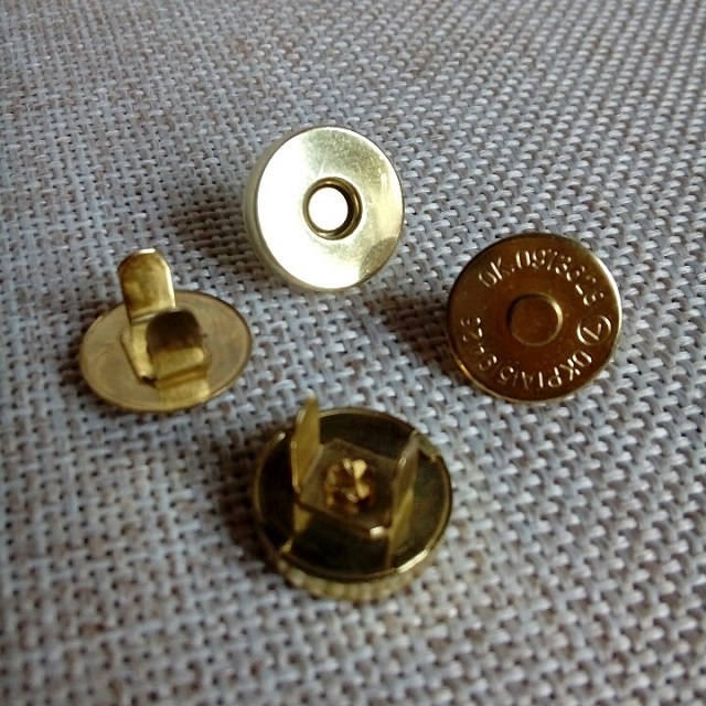 Кнопка-магніт 18 мм, золото.