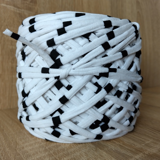 Трикотажна пряжа вторинна, біло-чорна смужка, 5 мм., 100-120 м.