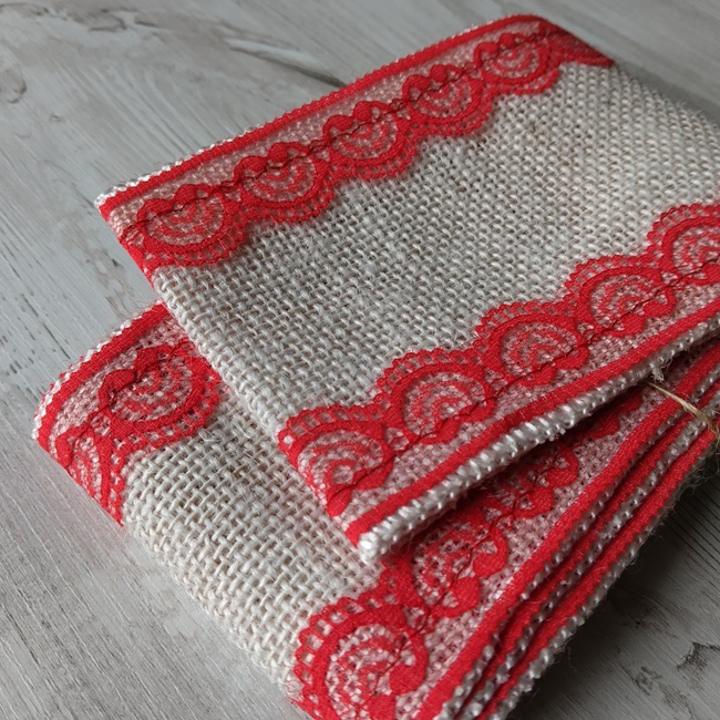 Стрічка з натуральної мішковини (джут), біла з  червоним мереживом по краям 9 см, 1,9 метри