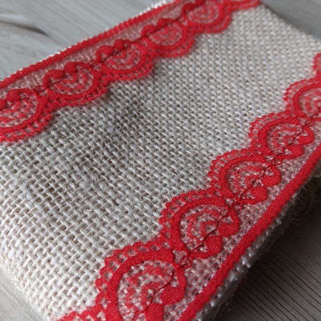 Стрічка з натуральної мішковини (джут), біла з  червоним мереживом по краям 9 см, 1,9 метри