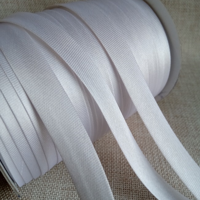 Коса бейка атлас, 15 мм, перлинно-біла (001-1)