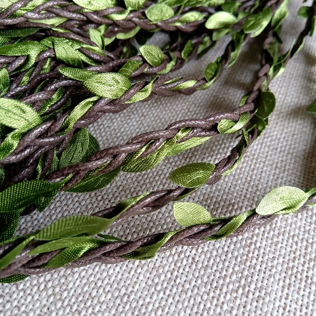 Шнур темно-коричневий, вощений з зеленим листом, 5 мм.