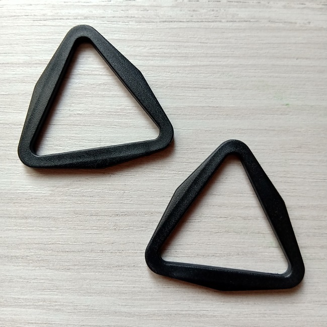 Рамка трикутник пластикова, 38 мм, чорна.