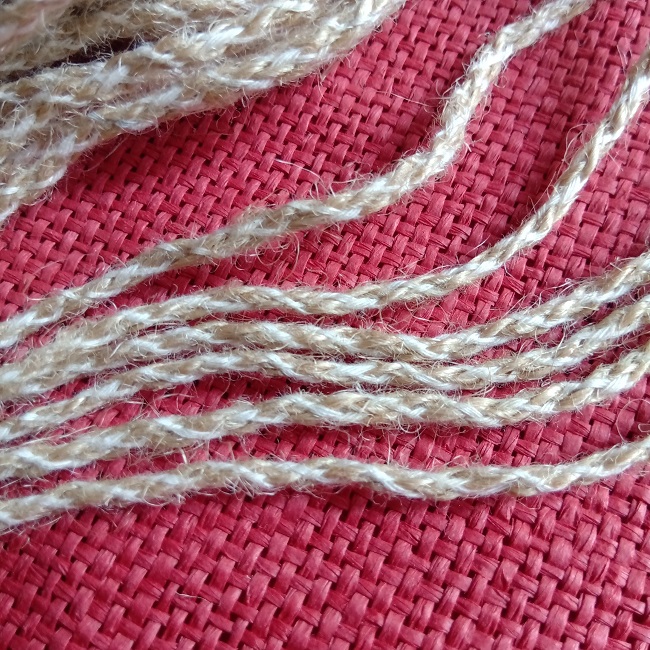 Шнур  (бечевка) плетений джутовий з білою х/б ниткою 3 мм.