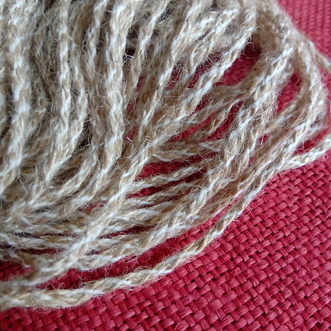 Шнур  (бечевка) плетений джутовий з білою х/б ниткою 3 мм.