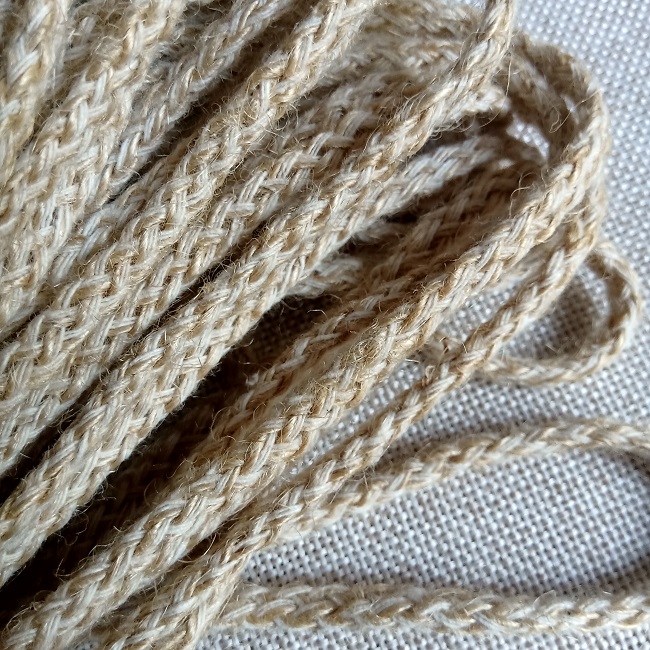 Шнур (бечевка) плетений джутовий з білою х/б ниткою 5 мм.