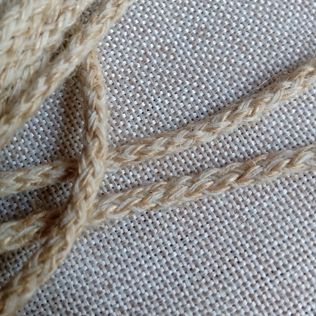 Шнур (бечевка) плетений джутовий з білою х/б ниткою 5 мм.
