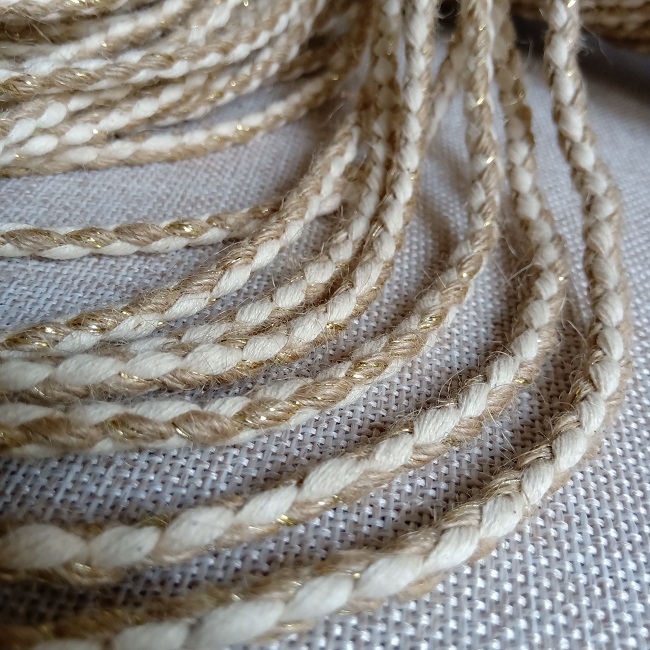 Шнур  (бечевка) плетений, джутовий з х/б та золотою ниткою 5 мм.