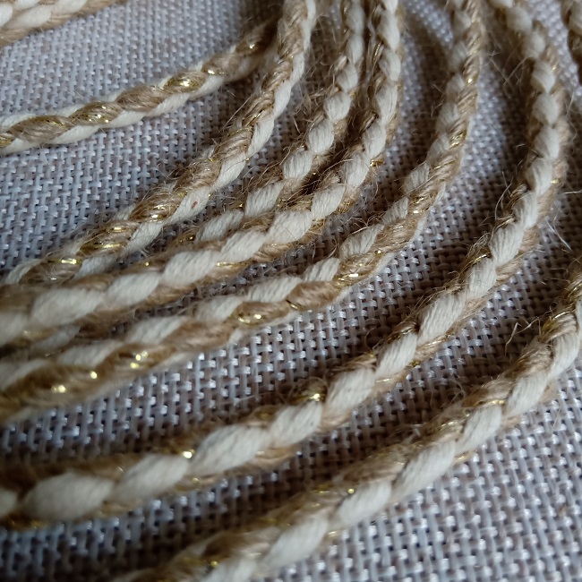 Шнур  (бечевка) плетений, джутовий з х/б та золотою ниткою 5 мм.