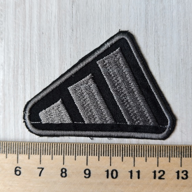 Нашивка клейова, трикутник, чорна з сірим 65х45 мм.