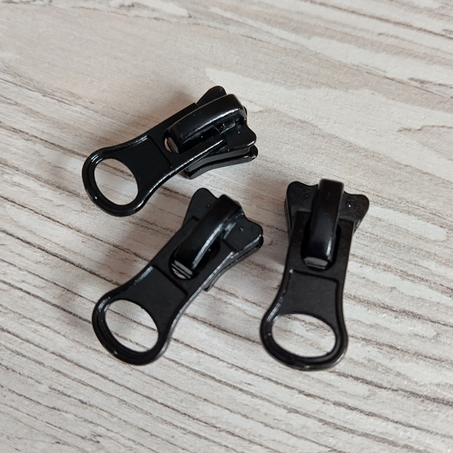 Бігунок трактор, тип-5, Велике вухо, з фіксатором, чорний*