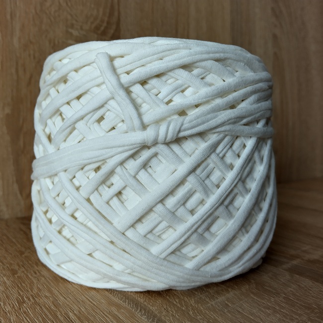 Трикотажна пряжа вторинна, перлинно-біла, 5 мм, 100-120 м.