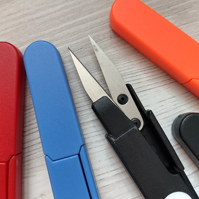 Ножиці для обрізки ниток з  колпачком, 12 см