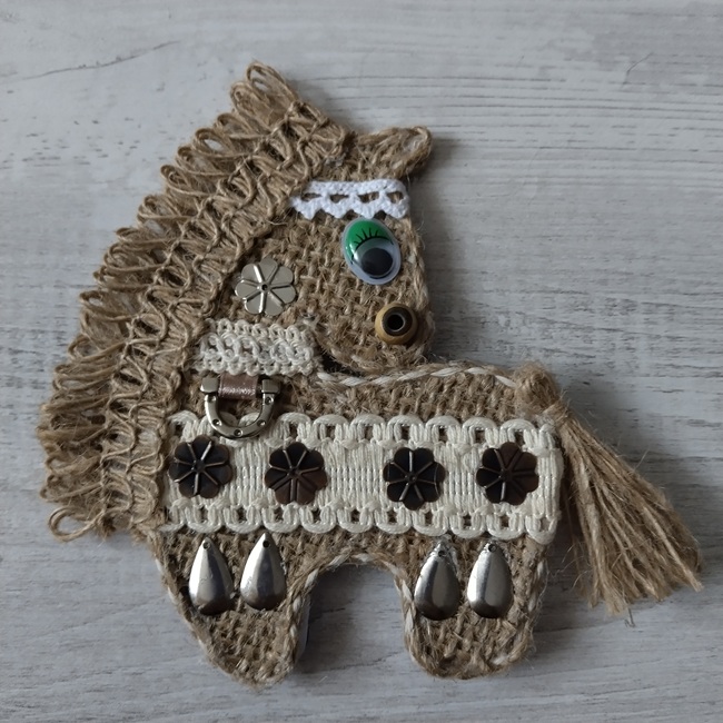 Сувенір Конячка на магніті, 11х12 см (310)