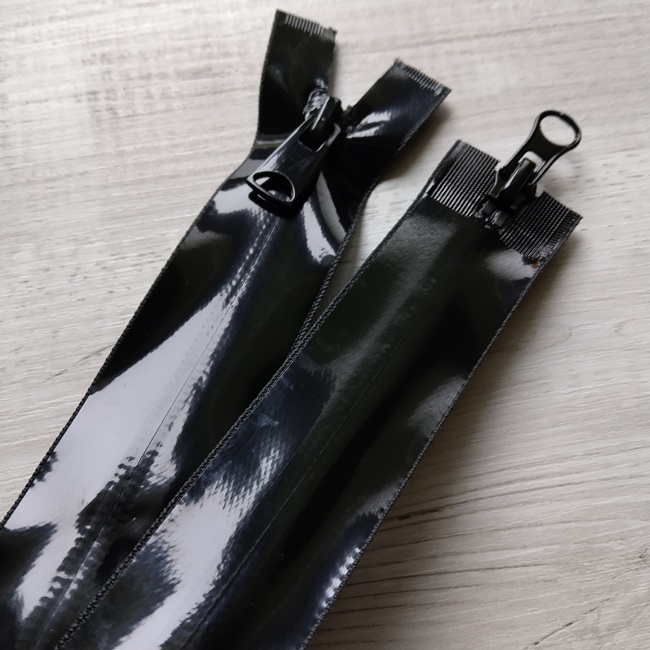 Блискавка водовідшт. 90 см, спіральна, потайна, тип-7, 2 біг. чорна лакова (580)