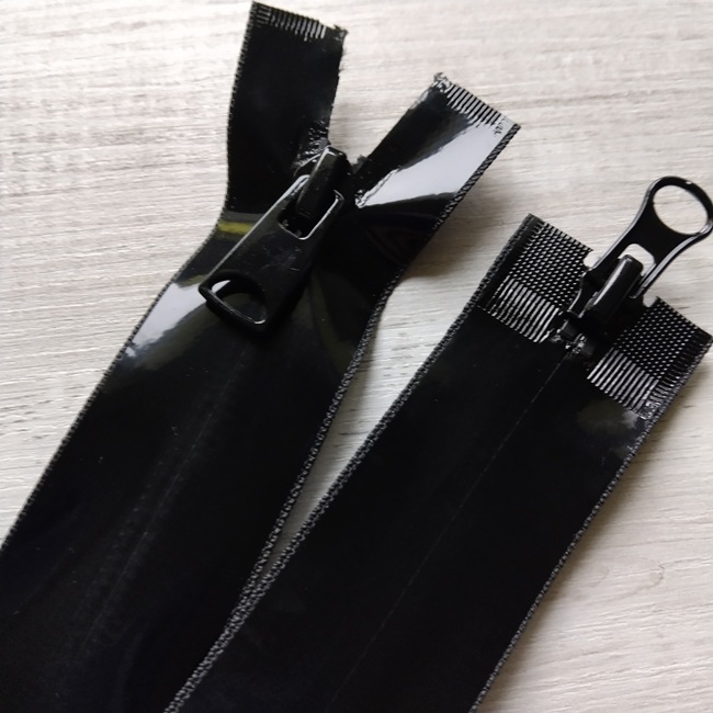 Блискавка водовідшт. 90 см, спіральна, потайна, тип-7, 2 біг. чорна лакова (580)