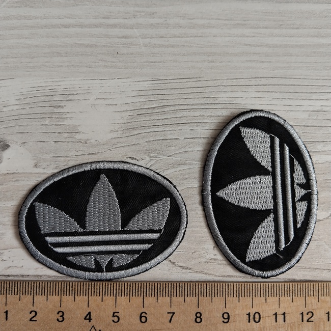 Нашивка клейова, чорна з сірим малюнком 63х45 мм