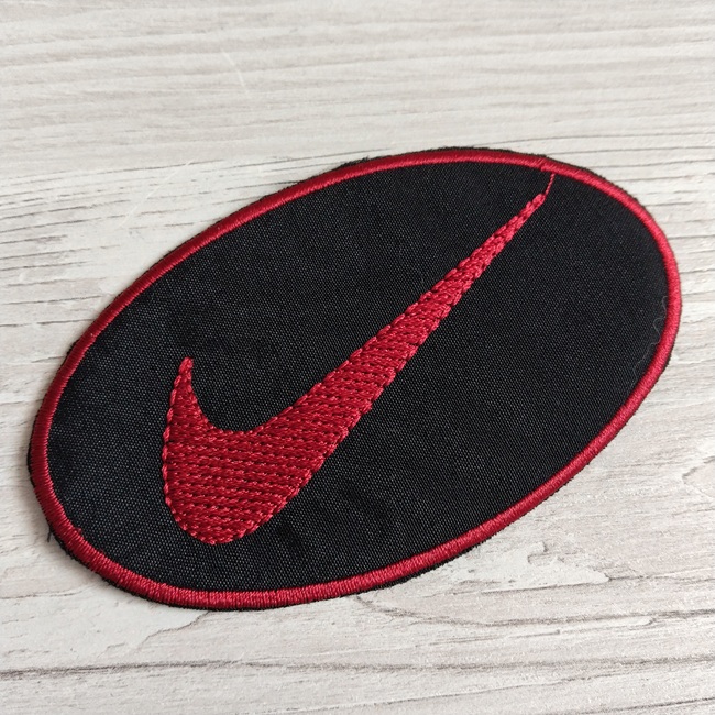 Нашивка клейова, чорна з червоним малюнком 105х63 мм