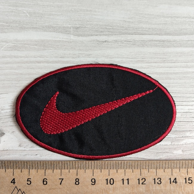 Нашивка клейова, чорна з червоним малюнком 105х63 мм