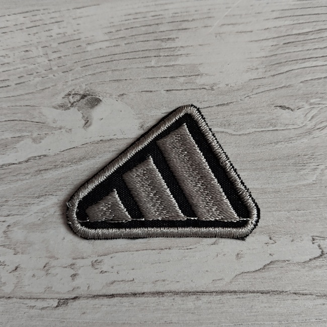 Нашивка клейова, трикутник, чорна з сірим малюнком, 45х35 мм