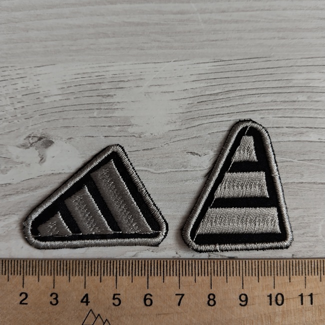 Нашивка клейова, трикутник, чорна з сірим малюнком, 45х35 мм