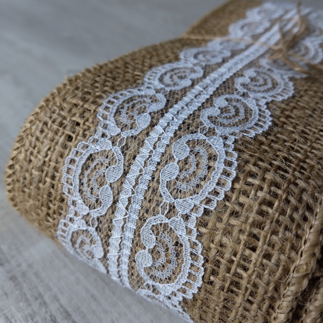 Стрічка з натуральної мішковини з мереживом по середині, 9 см, 6 метрів (26)