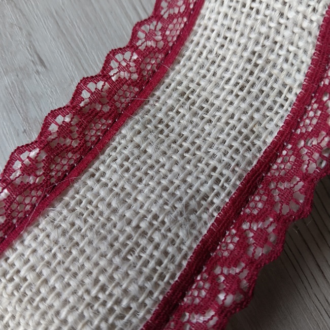 Стрічка з натур. мішковини, біла з бордовим мереживом по краям 50 мм, 6 метрів (10)