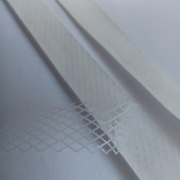 Павутинка термоклейова на папері 1,0 см., біла.