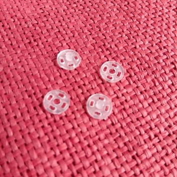 Кнопка пришивная, пластмассовая, 8 мм., белая прозрачная (12 шт.)