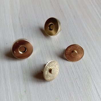 Кнопка-магнит, 15 мм., золото.