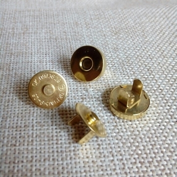Кнопка-магнит, 18 мм., золото.