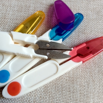 Ножницы для обрезки ниток с цветным колпачком.