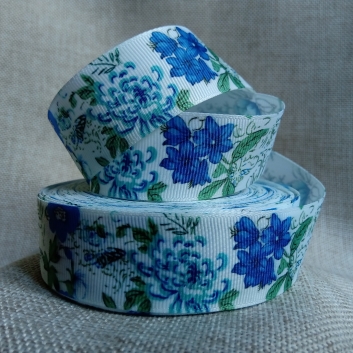 Репсовая лента 2,5 см., Цветы, синие васильки на белом фоне.