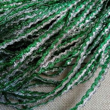 Тасьма Зиг-заг, парча, 0,5 см., зелений-срібло.