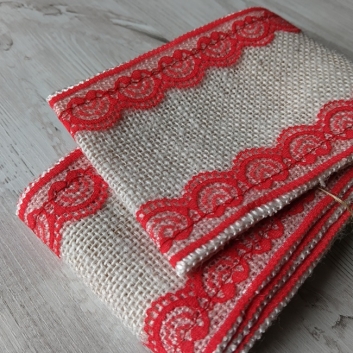 Стрічка з натуральної мішковини (джут), біла з  червоним мереживом по краям 9 см, 1,9 метри