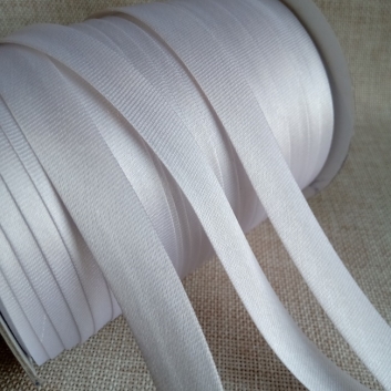 Коса бейка атлас, 15 мм, перлинно-біла (001-1)