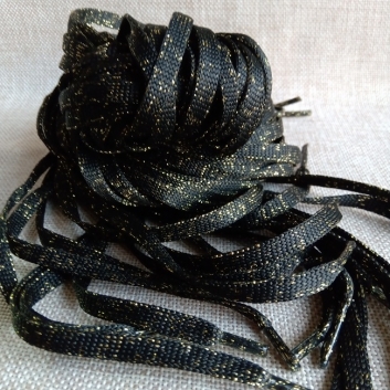 Шнурки плоские с люрексом, 6 мм, 100 см., черные/золото.
