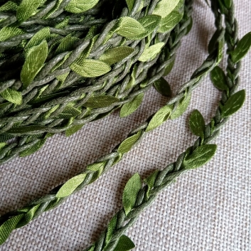 Шнур темно-зелений, вощений з зеленим листом, 5 мм.