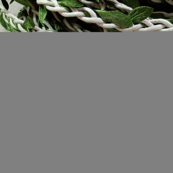 Шнур светло-бежевый, вощеный с зеленым листом, 5 мм.