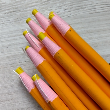 Крейда олівець з ниткою жовтий.