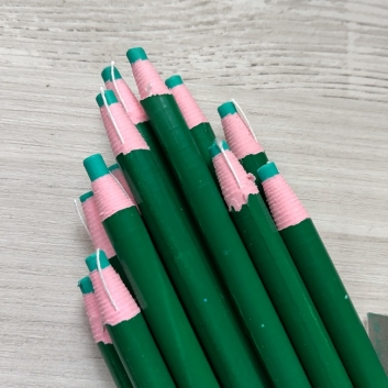 Крейда олівець з ниткою зелений.