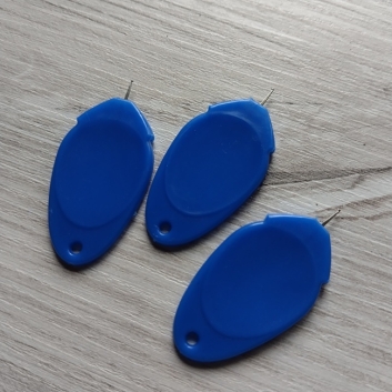 Нитковдівач пластиковий з гачком, синій