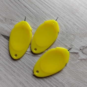 Нитковдівач пластиковий з гачком, жовтий