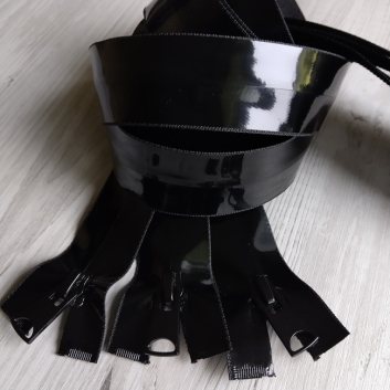 Блискавка водовідшт. 90 см, спіральна, потайна, тип-7, 2 біг. чорна лакова (580)