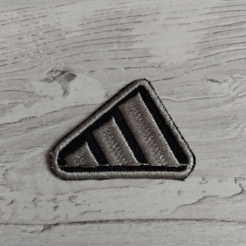 Нашивка клейова, трикутник, чорна з сірим малюнком, 45х35 мм