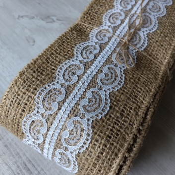 Стрічка з натуральної мішковини з мереживом по середині, 9 см, 6 метрів (26)