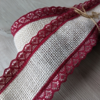 Стрічка з натур. мішковини, біла з бордовим мереживом по краям 50 мм, 6 метрів (10)